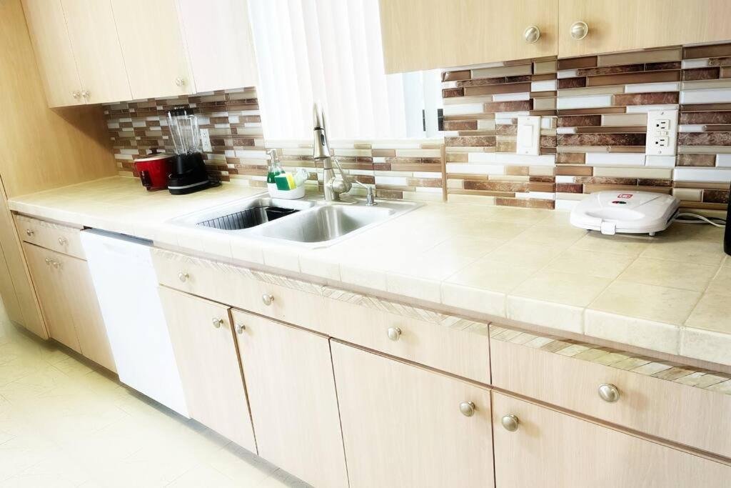 فيلا Amazing & Cozy Duplex Near Zoo Miami ! المظهر الخارجي الصورة